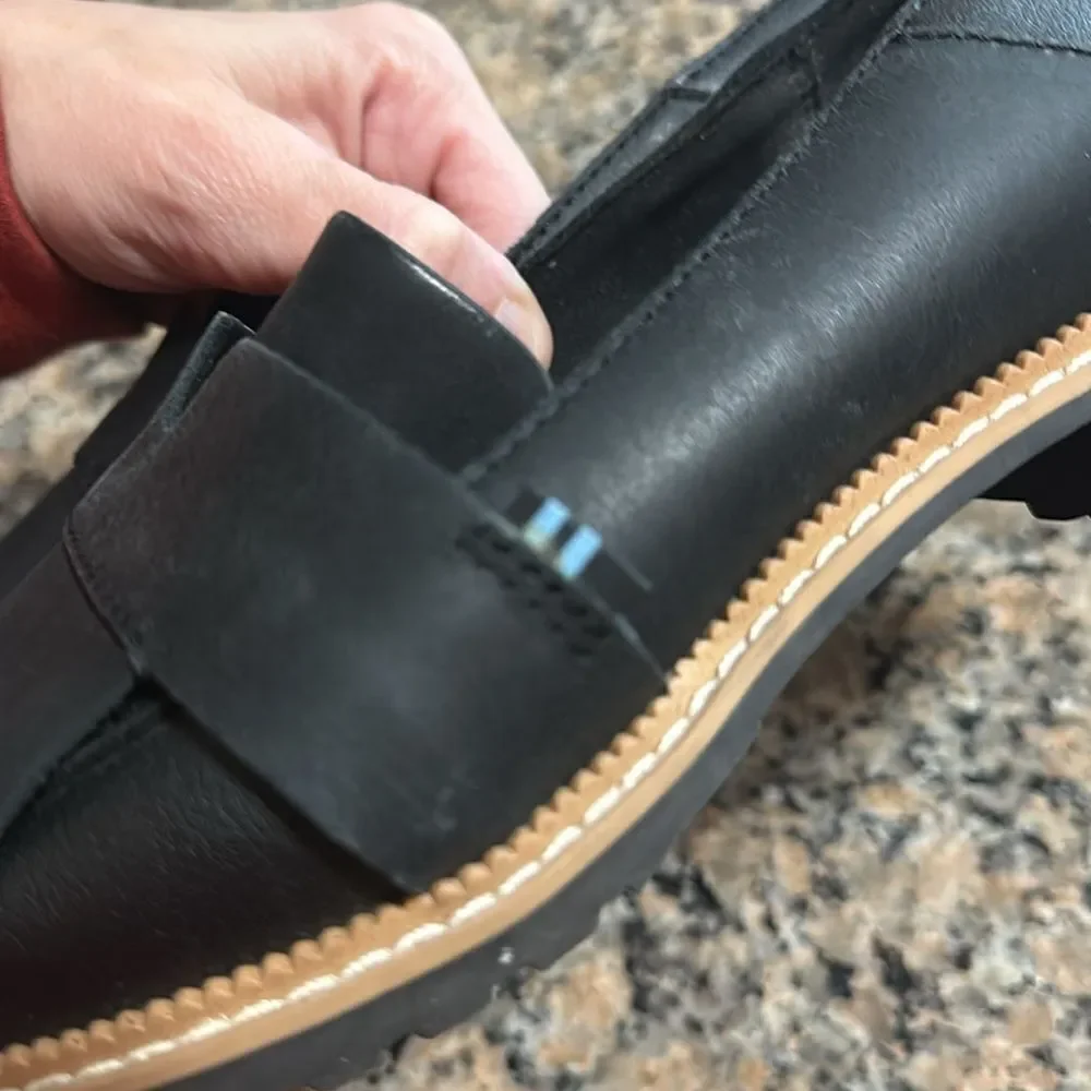 Toms black size